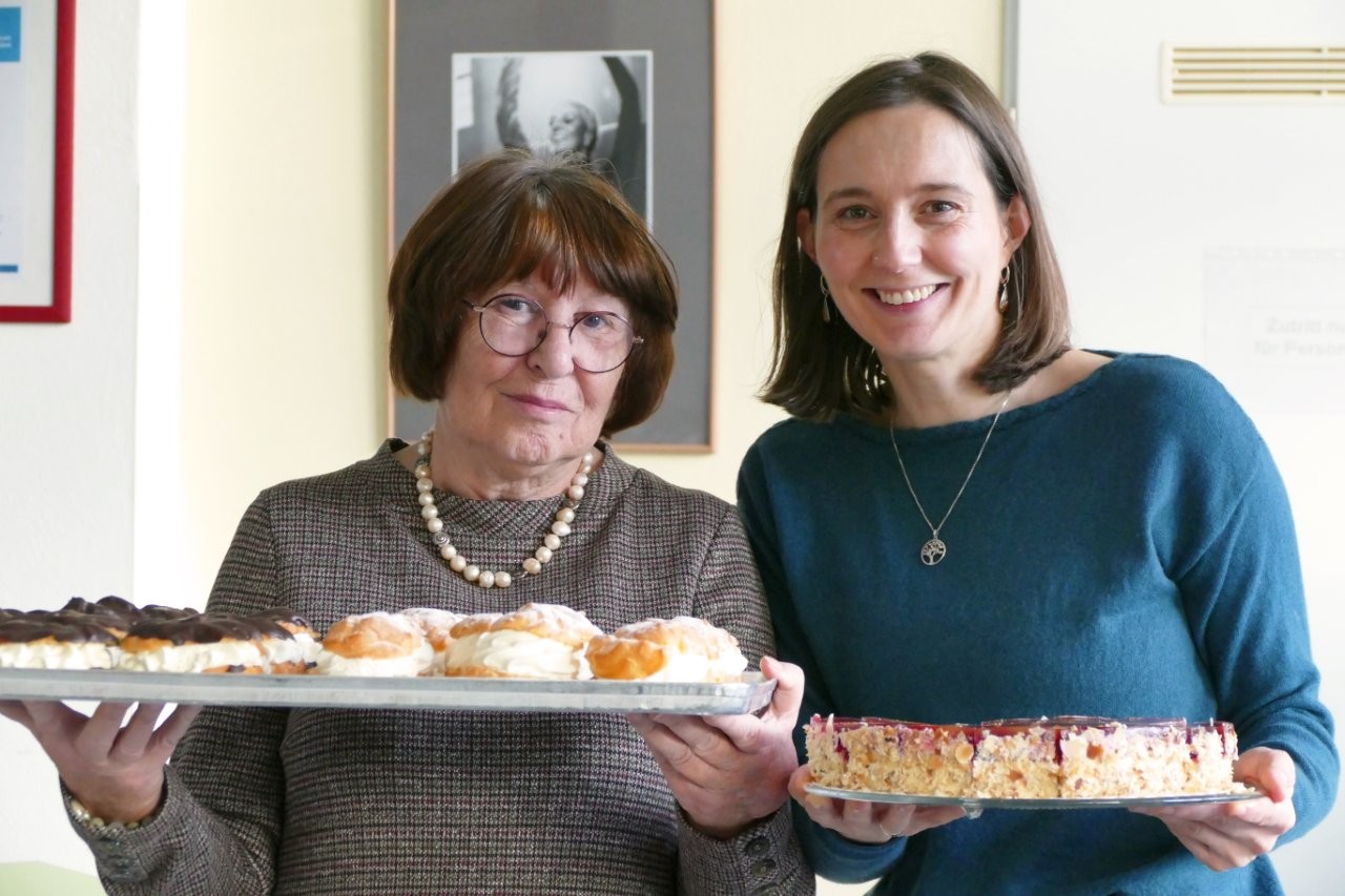tag des ehrenamts kuchen servieren klein